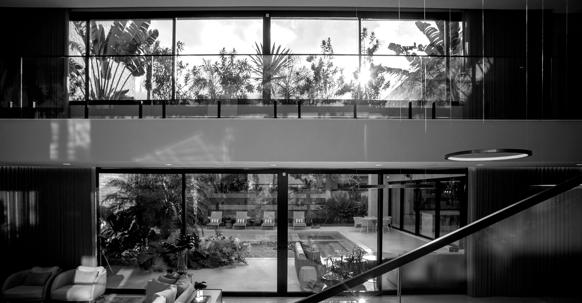Arquitetura com esquadrias e integração dos ambientes