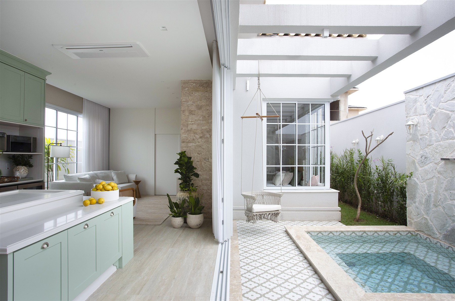 Integração da cozinha com o pátio — Casa Chapada dos Guimarães