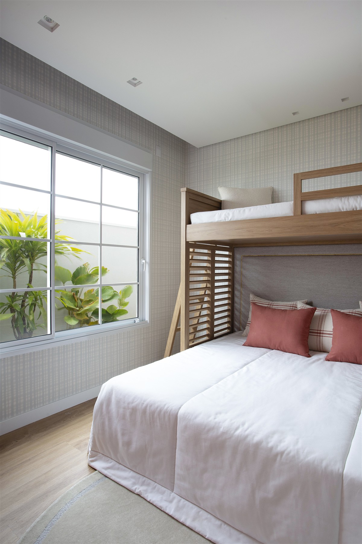 Quarto com janela branca e vista para o jardim — Casa Chapada dos Guimarães