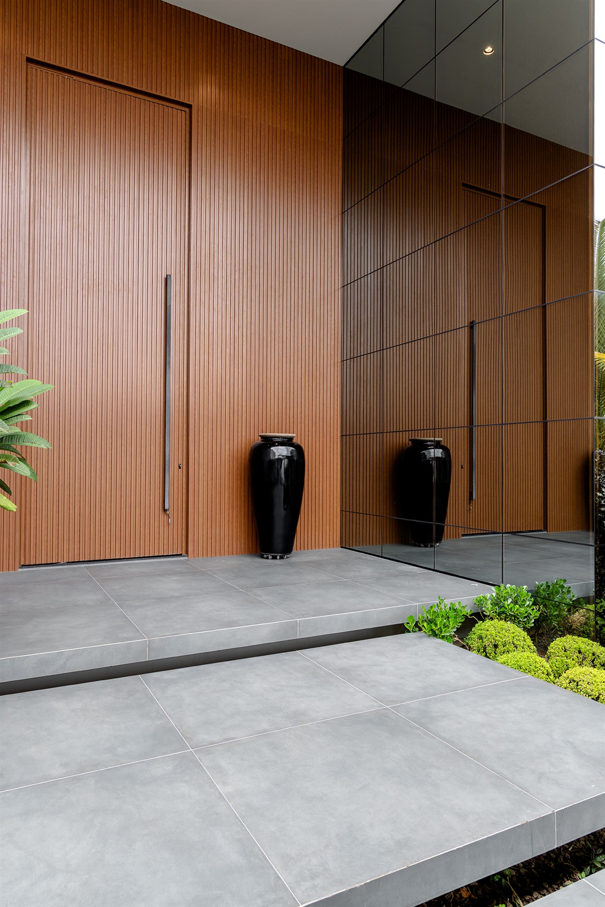 Detalhe interno da Big Door e revestimento ripado — Casa Primavera do Leste