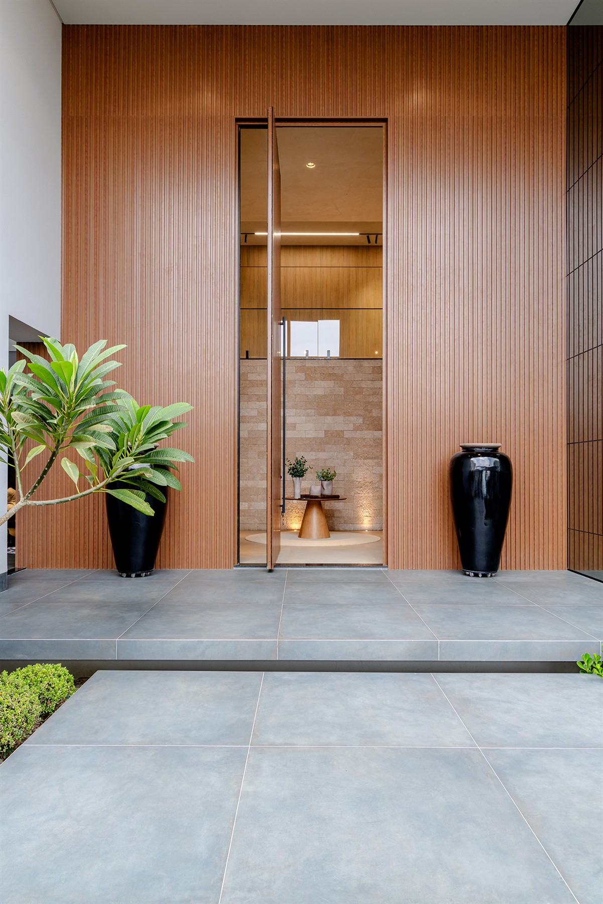 Big Door aberta e integração com o interior — Casa Primavera do Leste
