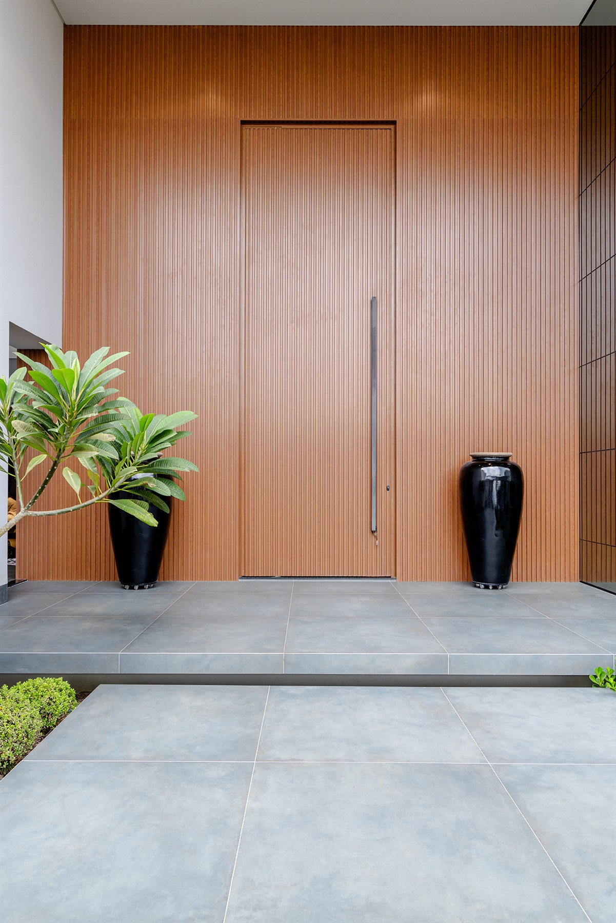 Big Door de entrada com 6 metros de altura e acabamento Linheiro Escuro — Casa Primavera do Leste