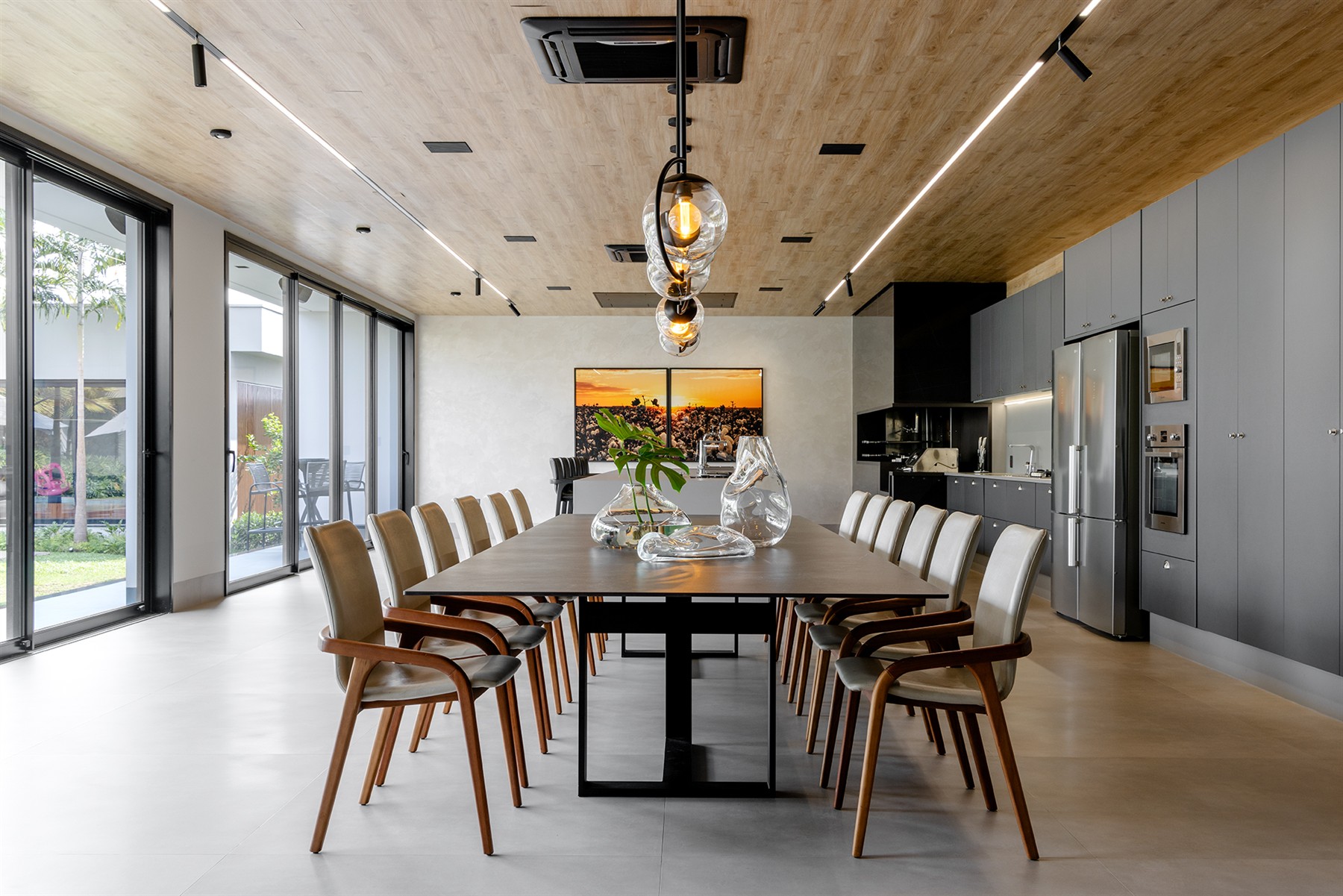 Vista geral da mesa e da integração no gourmet — Casa Primavera do Leste