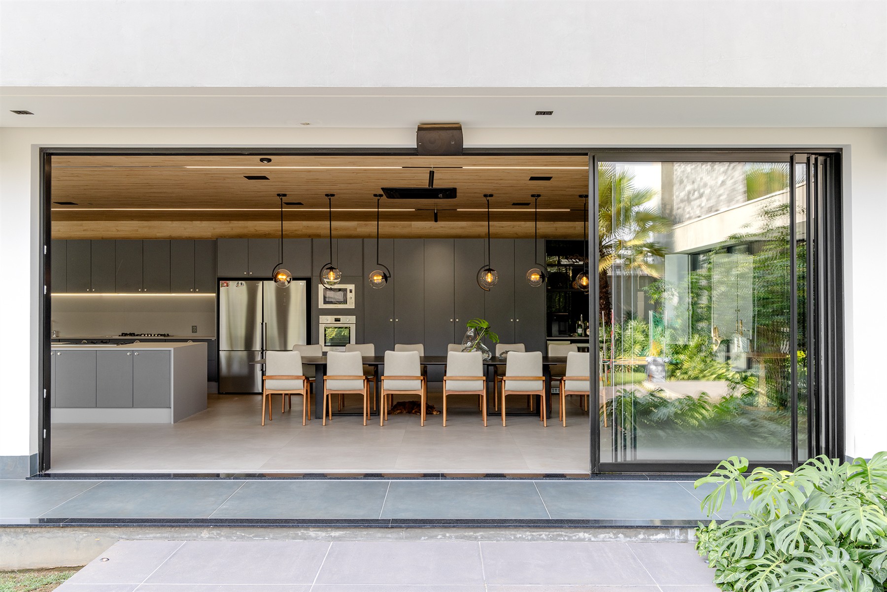 Gourmet com porta de correr aberta para o jardim — Casa Primavera do Leste