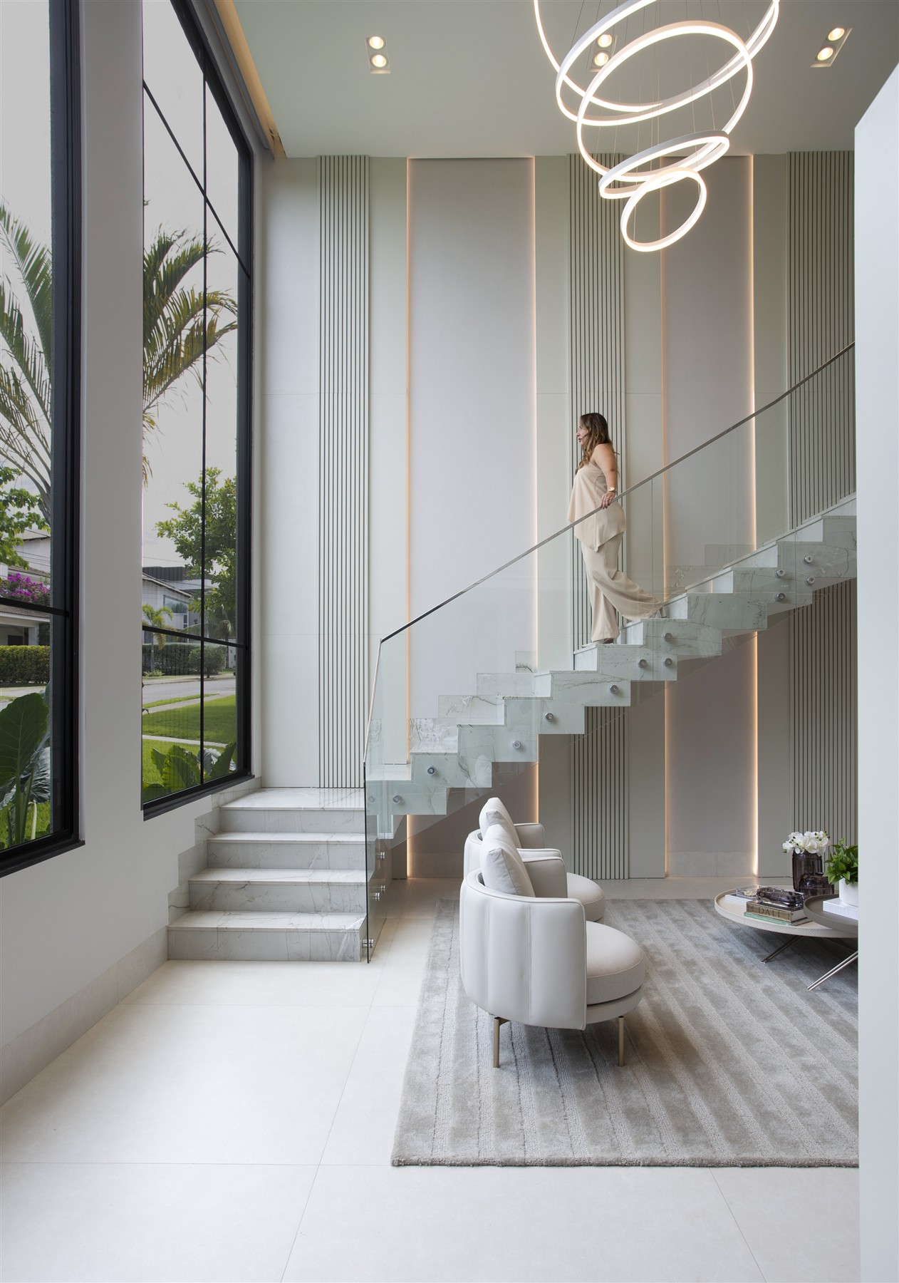 Living e escada junto às grandes janelas — Casa Florais Cuiabá