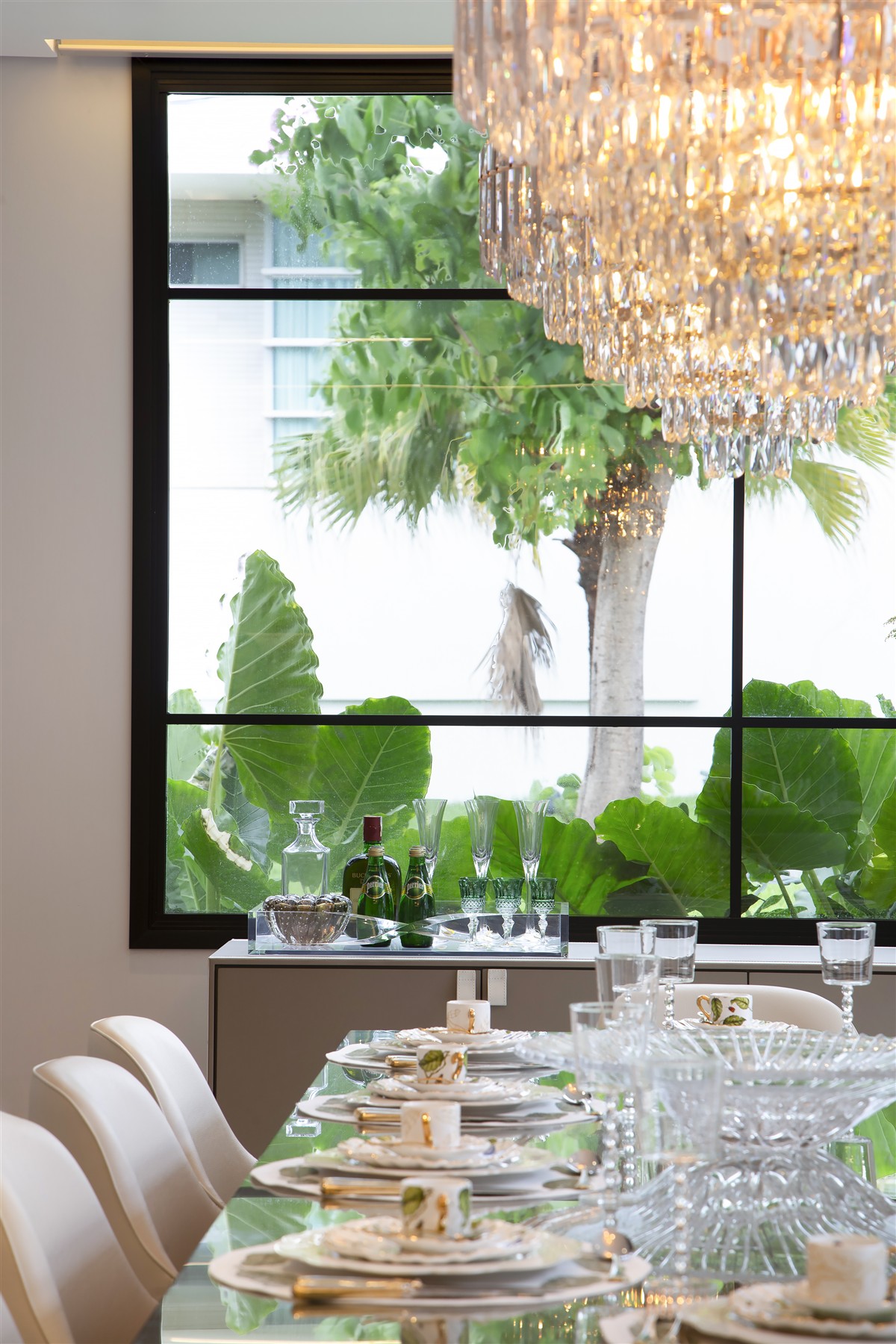 Detalhe da janela e da entrada de luz natural — Casa Florais Cuiabá