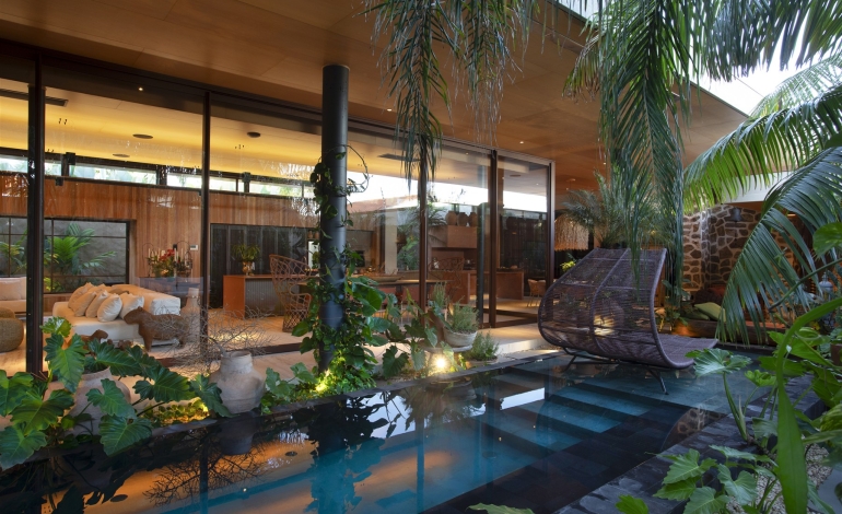 fachada envidraçada, jardim e espelho d’água — Casa Tangará da Serra