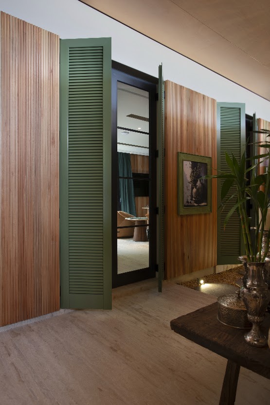 Esquadrias verdes da circulação — Casa Tangará da Serra