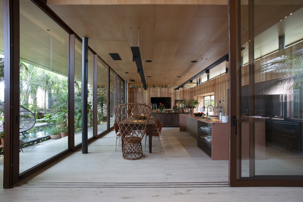 Área de jantar e grandes portas de correr — Casa Tangará da Serra