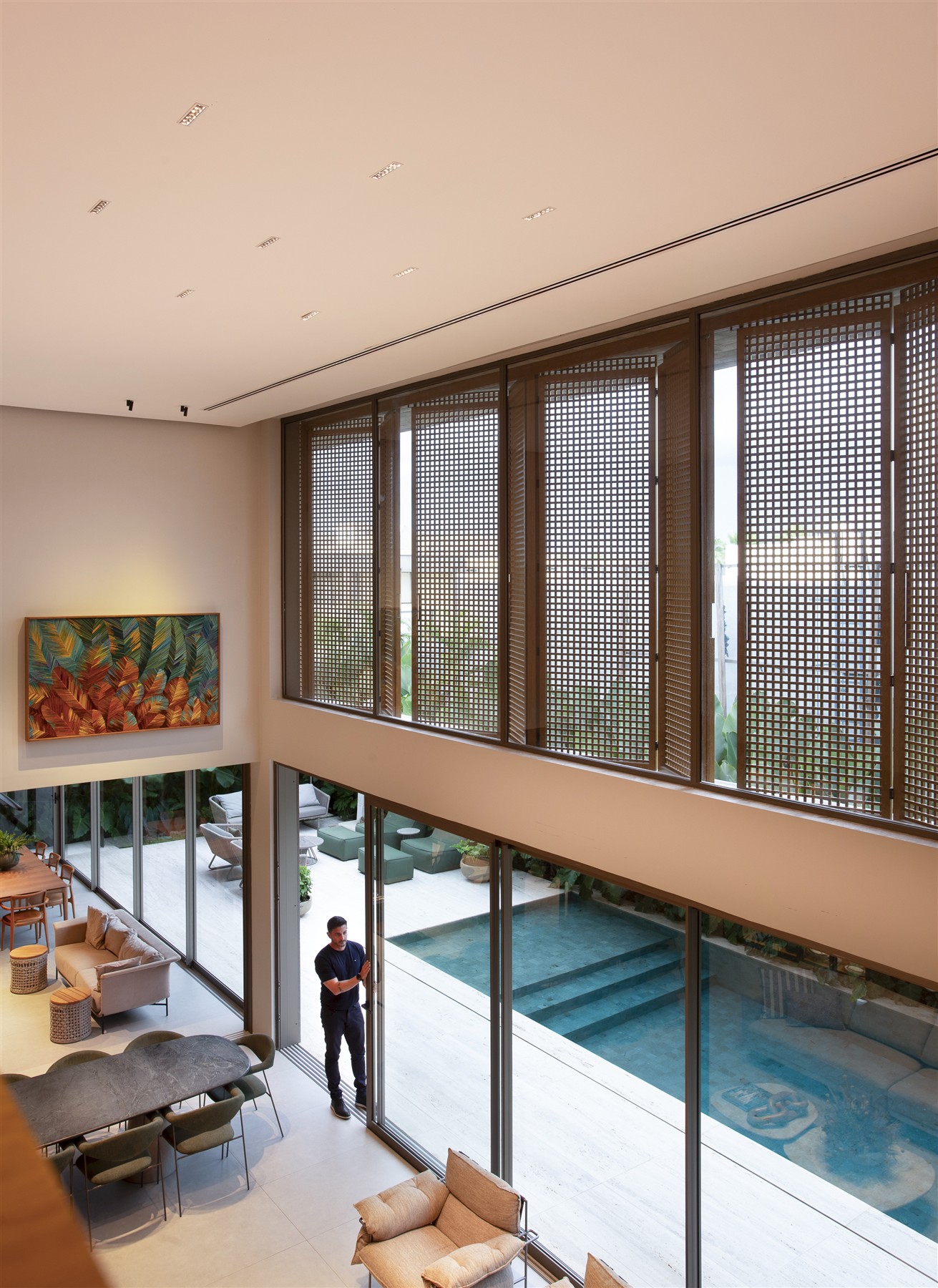 Vista ampla do living e das aberturas para o jardim — Casa Supremo Itália