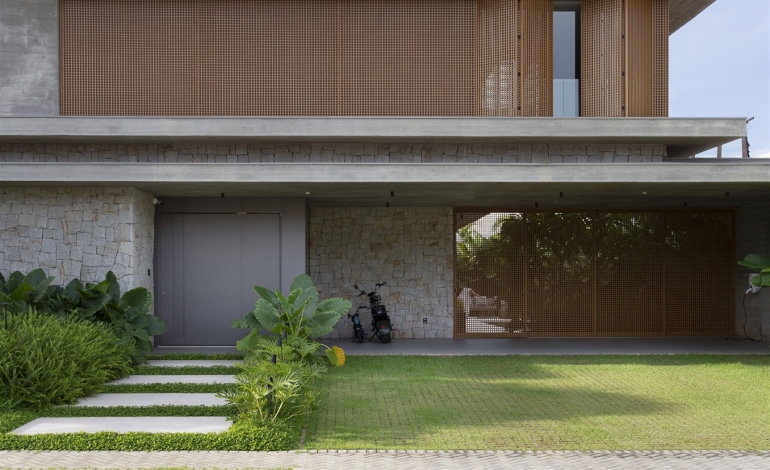 Fachada com muxarabis articulados Carvalho Renolit — Casa Supremo Itália