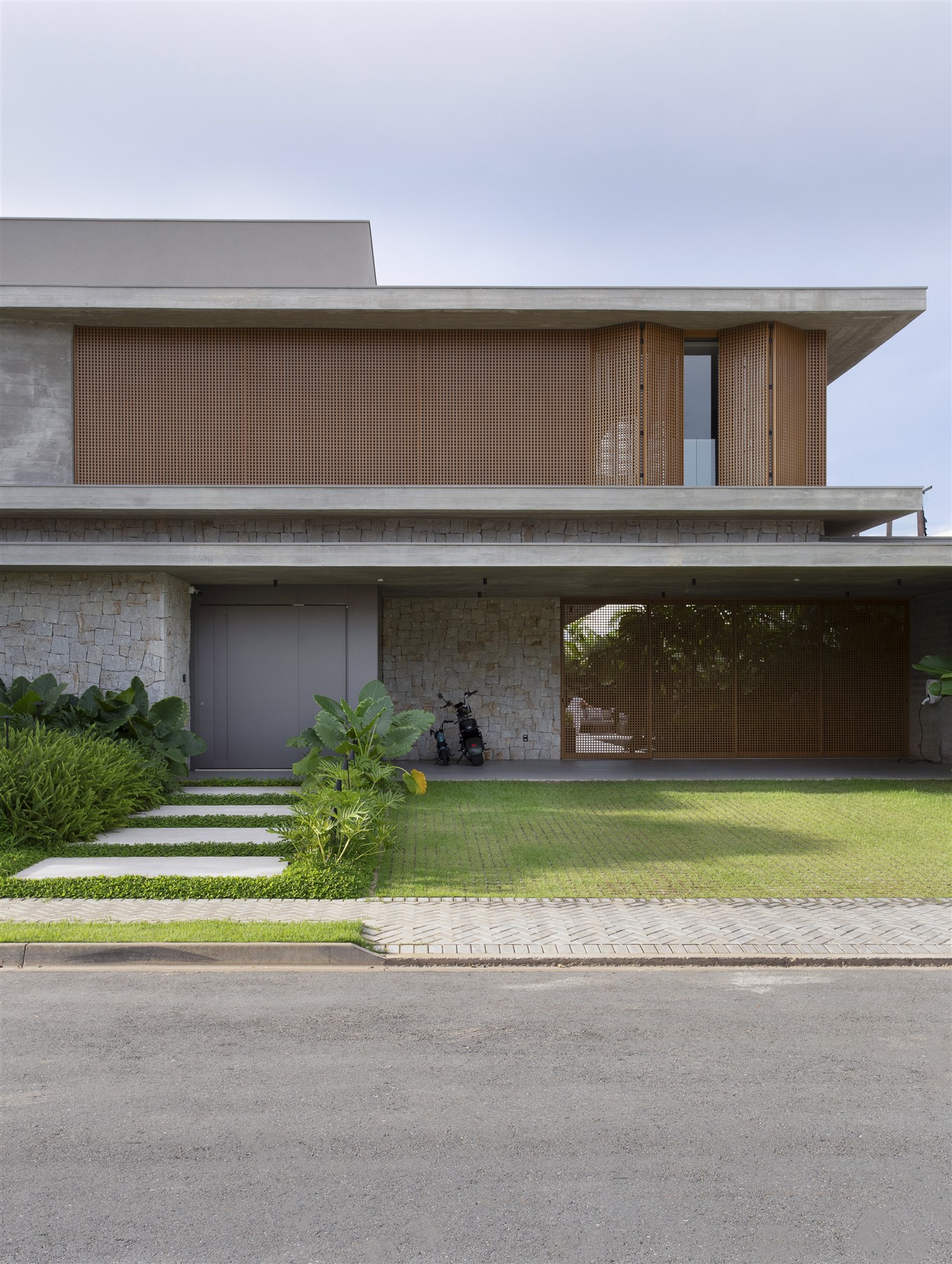 Fachada com muxarabis articulados Carvalho Renolit — Casa Supremo Itália