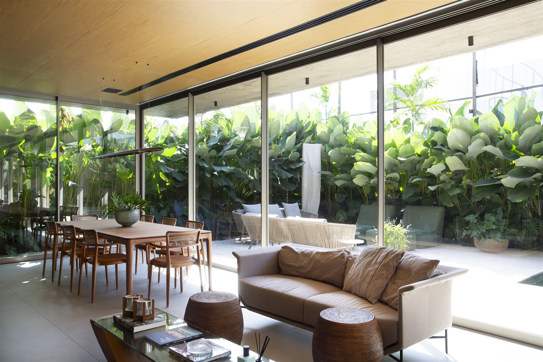 Living integrado ao gourmet por grandes portas de correr — Casa Supremo Itália